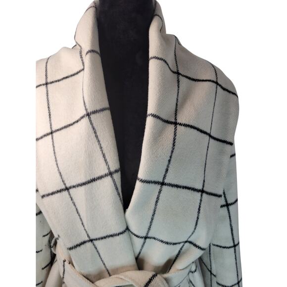 Chic White & Black Plaid Wrap Coat – Timeless Elegance Meets Modern Style - Picture 3 of 4